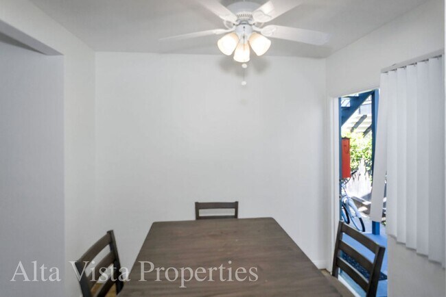 Foto del edificio - Great two bedroom, one bath beach bungalow...