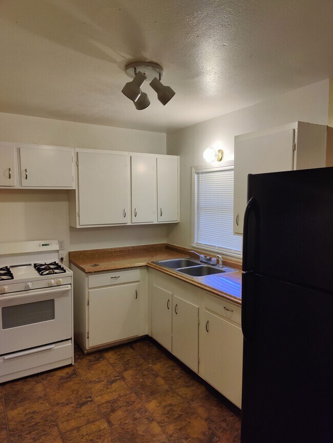 Roomy kitchen with gas range - 102 E Ball Rd