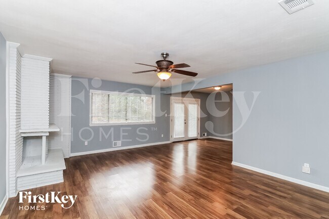 Foto del edificio - 3453 Woods Dr