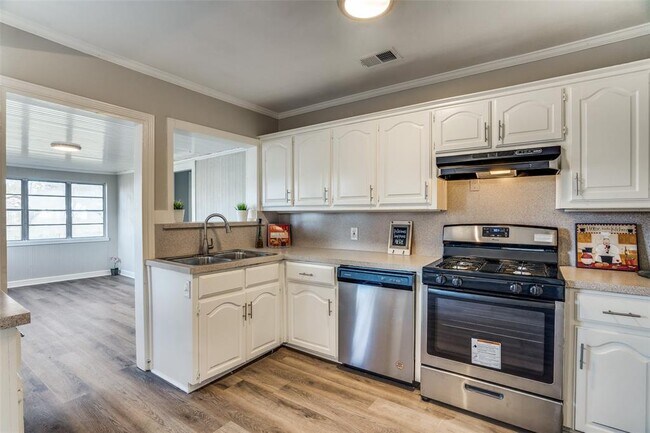 Foto del edificio - 1453 Lakeside Dr