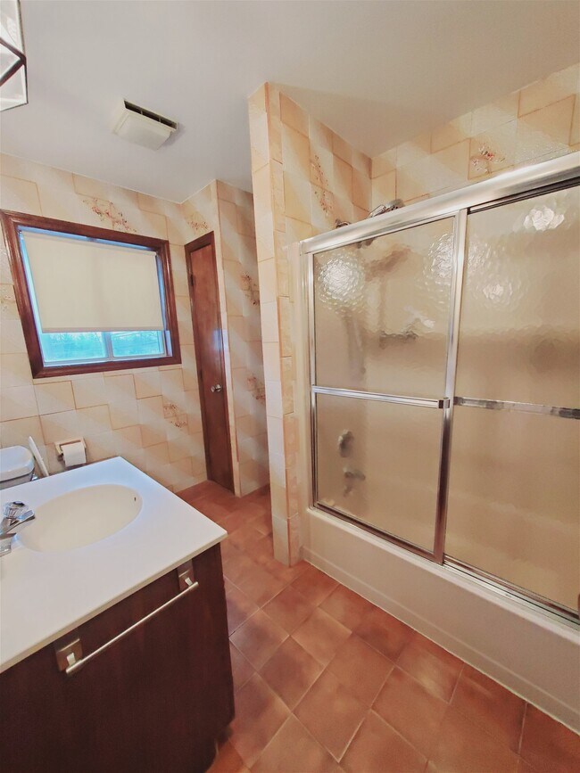 Foto del edificio - 8 Barry Place Apt #1, Stamford, CT 06902 -...