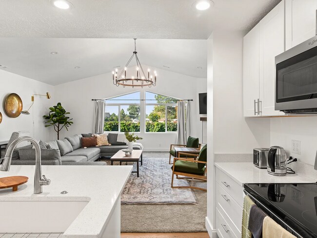 Foto del edificio - Fully Renovated 5-Bed Home with RV Parking & Garage | Sandy