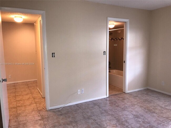 Foto del edificio - 2949 Riverside Dr