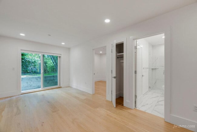 Building Photo - 422 Cole St