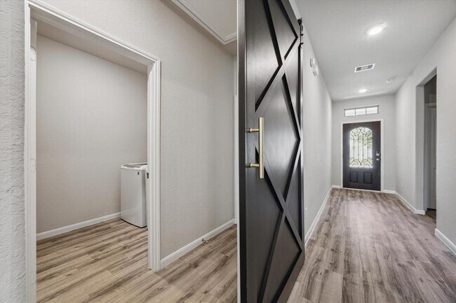 Foto del edificio - 7011 Ridgemont Bnd Ln