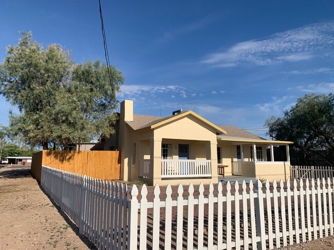Building Photo - 1001 N Catalina Ave