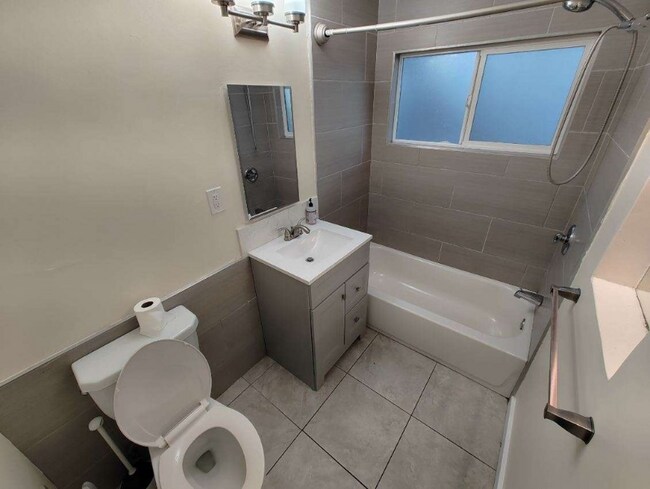 Foto del edificio - 4848 70th St