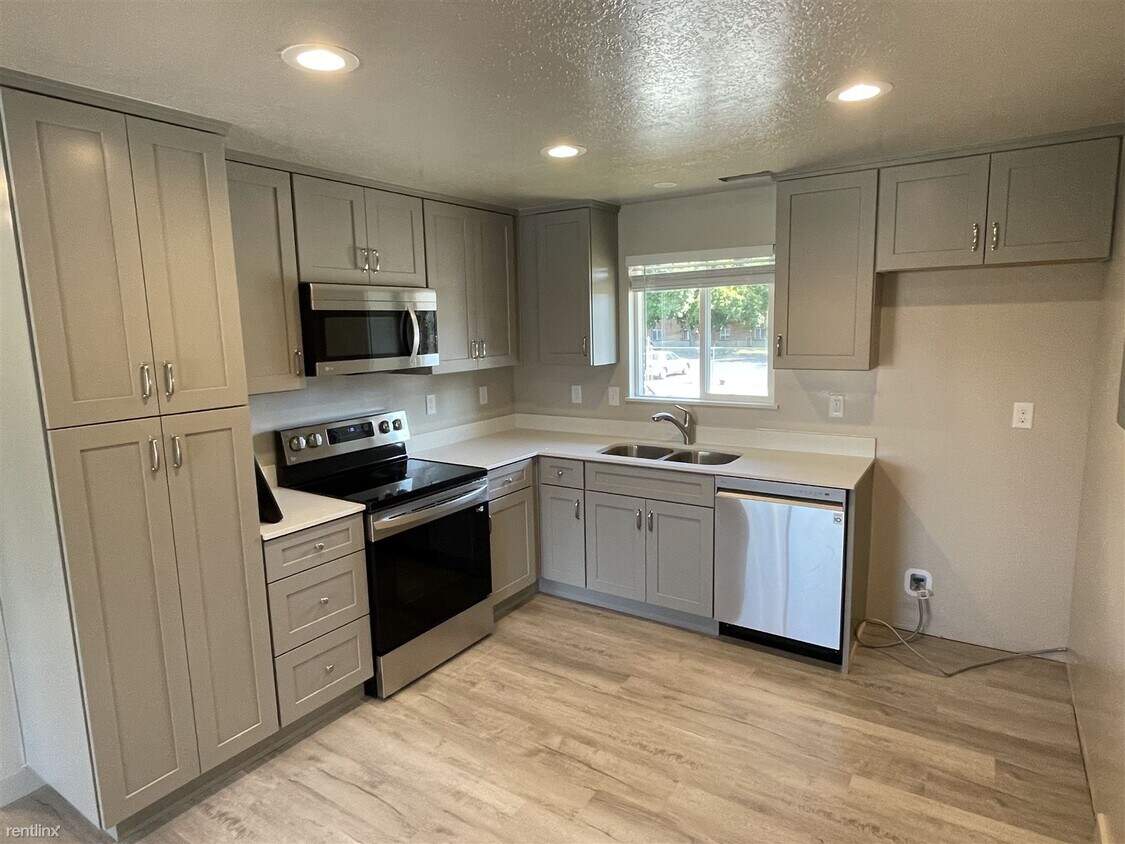 Primary Photo - 2 br, 1 bath 4plex - 826 North 50 West
