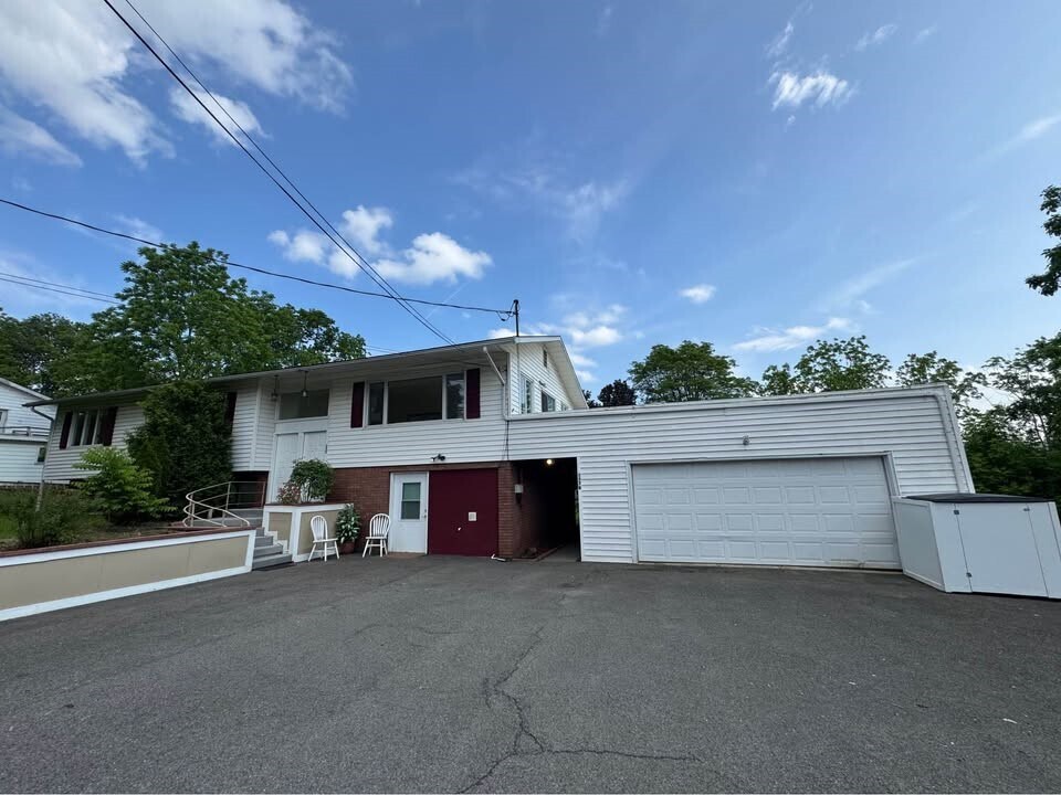 Primary Photo - 137 Honness Ln