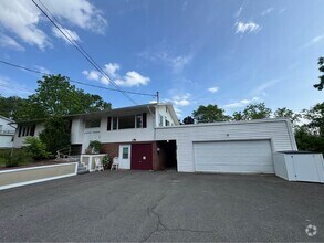 Building Photo - 137 Honness Ln