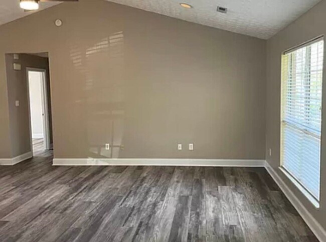 Building Photo - Knoxville 37919 - 3 bedroom, 2 bath - Cont...