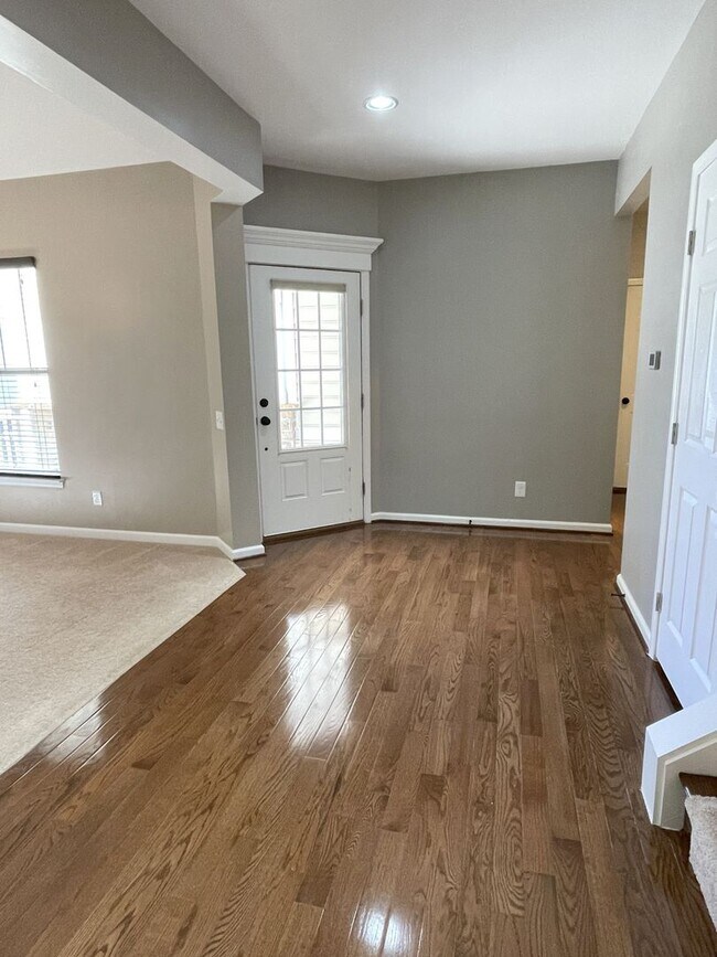 Building Photo - Spectacular 4 Bed 3.5 Bath Townhouse In Br...
