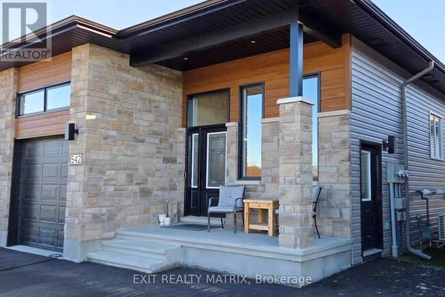 Building Photo - 542 Angèle St