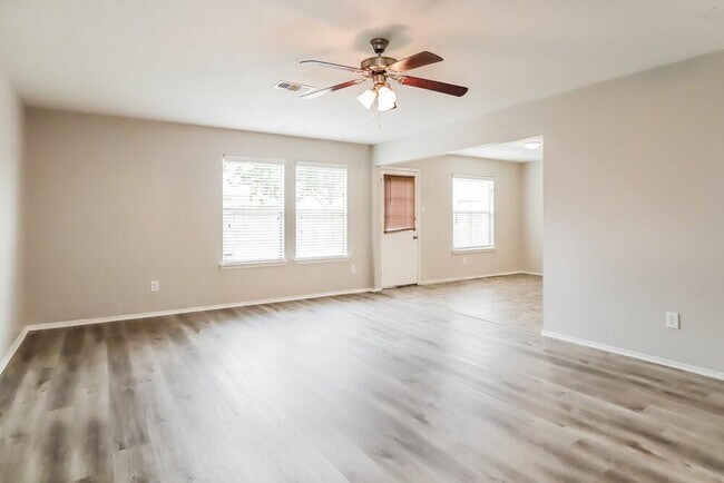 Foto del edificio - 6511 McCharen Ct