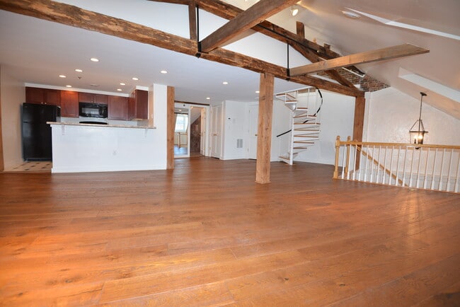 Building Photo - 2 Bow St