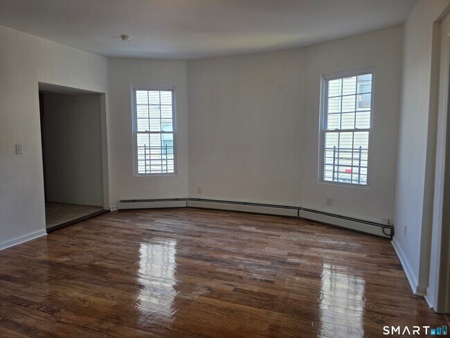 Foto del edificio - 120 Easton Ave