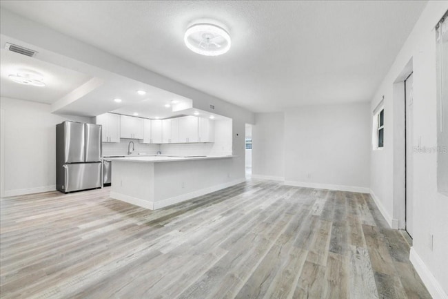 Building Photo - 2110 Alemanda Dr