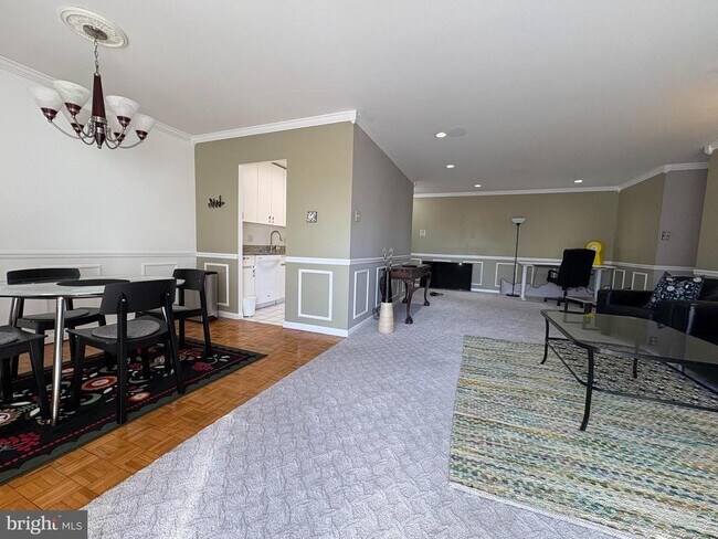 Building Photo - 1637 Oakwood Dr