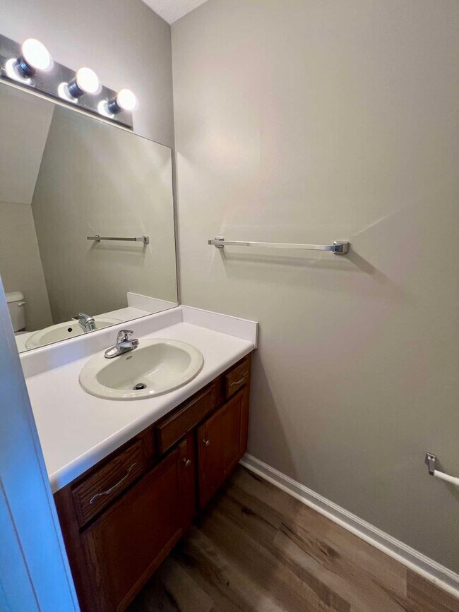 Building Photo - *Newly Renovated* 2 Bed, 1.5 Bath Duplex i...