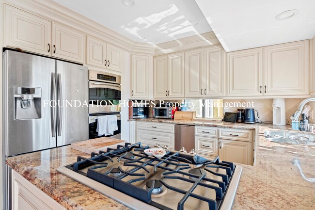 Building Photo - Gorgeous Hilltop Home on Rocklyn - A/C - F...