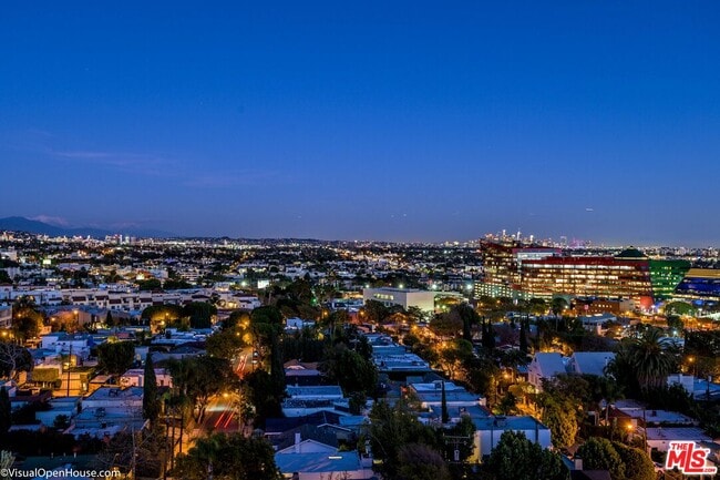 Building Photo - 838 N Doheny Dr