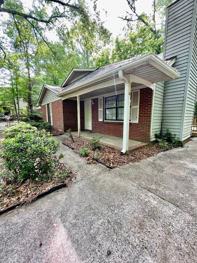 Building Photo - This Adorable 2 bedroom 2 bath duplex is l...