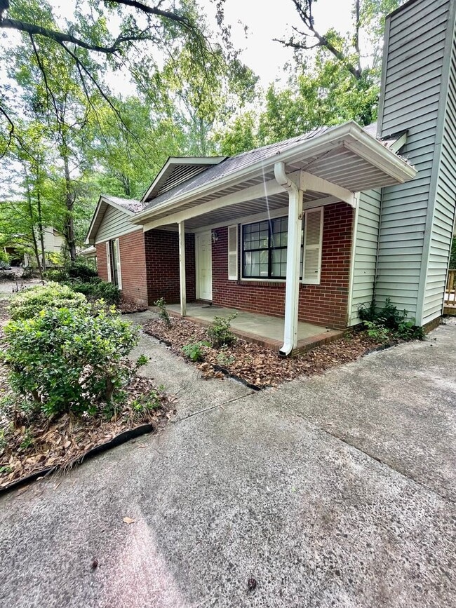 Foto del edificio - This Adorable 2 bedroom 2 bath duplex is l...