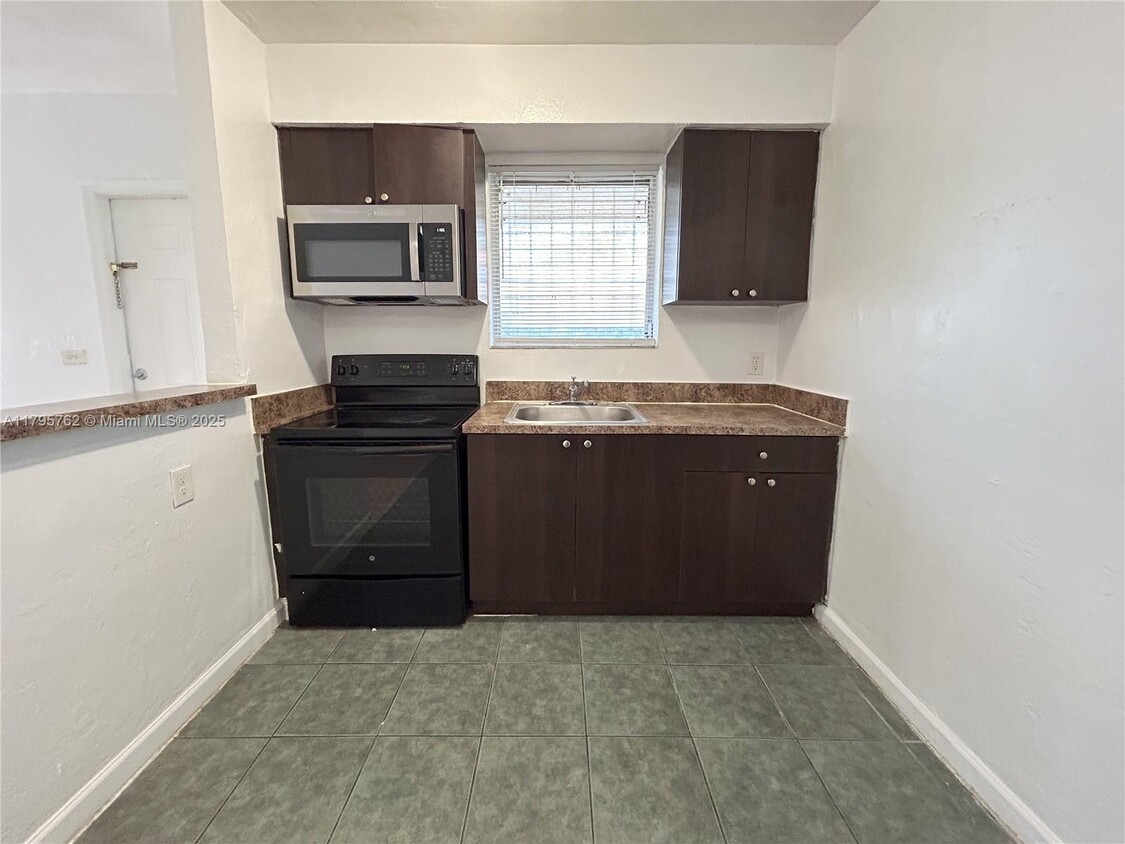 Foto principal - 661 NE 86th St