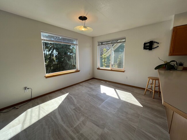 Building Photo - 3 bed, 2 bath Home in Lettered Streets wit...