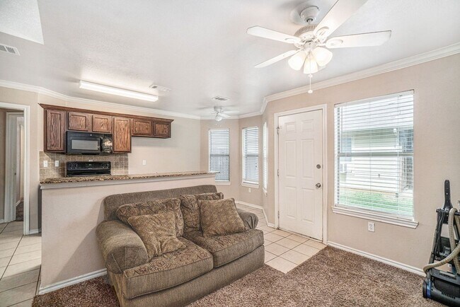 Foto del edificio - Beautiful two story townhome, crown molding, granite countertops, stained cabinets and carpeting ...