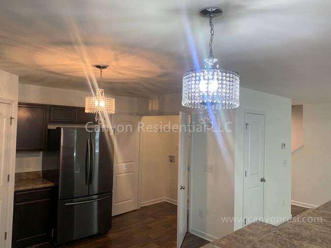 Building Photo - Recently Renovated!!Beautiful 4BR home.