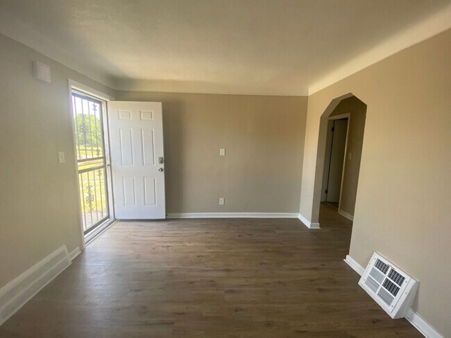 Building Photo - Freshly Renovated 2-Bedroom Home – Quality...
