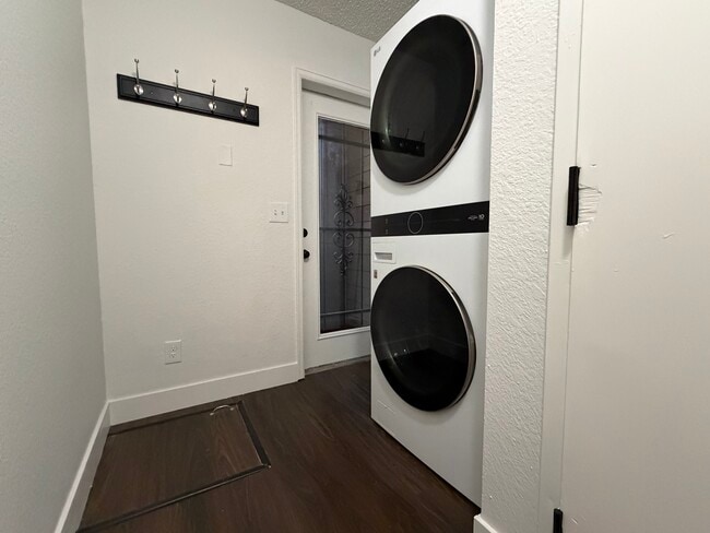 Building Photo - 2 Acoma St Unit 13