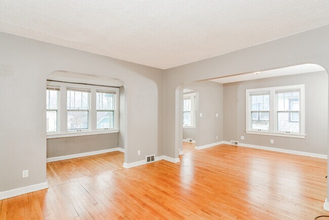 Building Photo - Cozy 2 Bedroom, 1 Bathroom House in St. Paul!