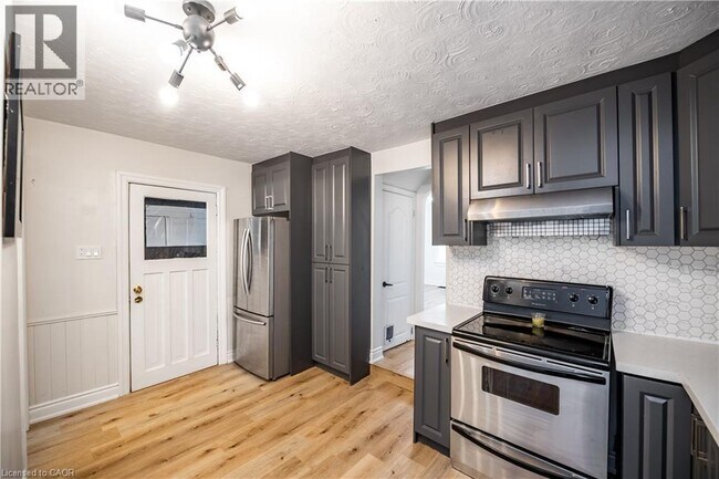 Building Photo - 30 Elm St