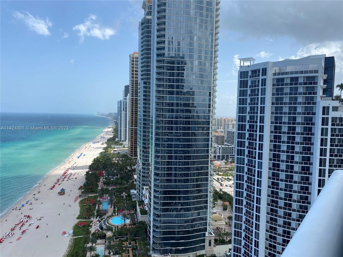 Foto principal - 18101 Collins Ave