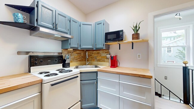 Building Photo - 638 Burgundy St
