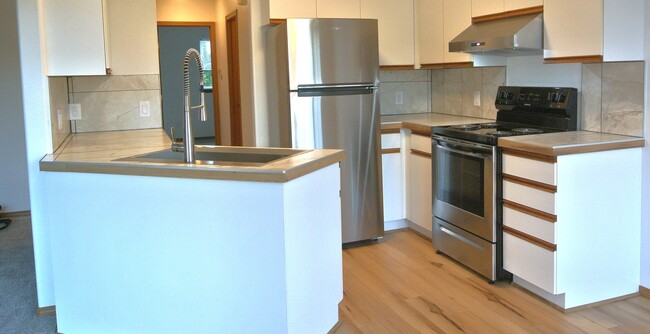 Stainless steel appliances - 1350 Brown St