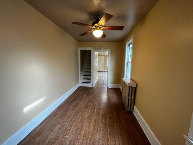 Building Photo - 4 bedroom 1.5 bath