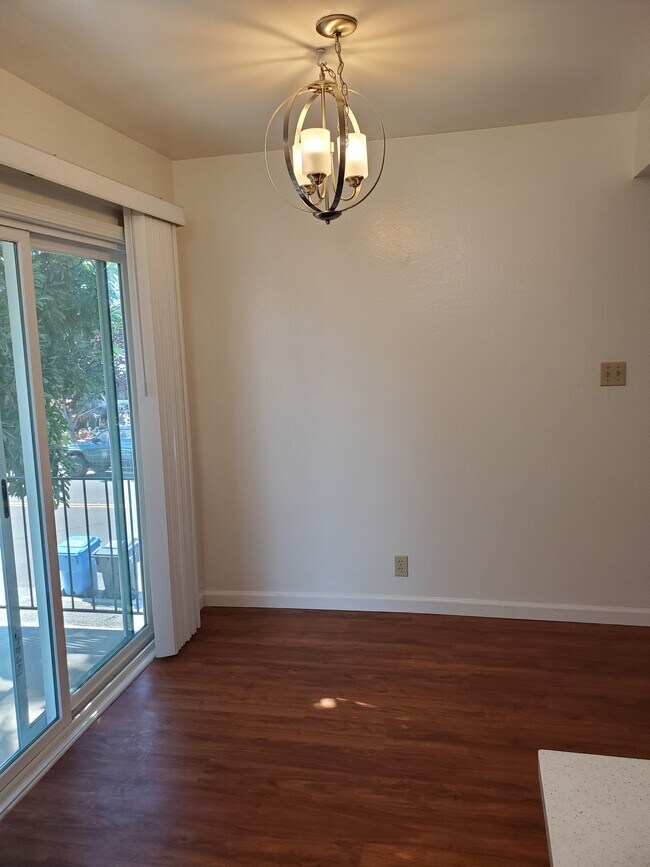 dining area - 365 E Washington Ave