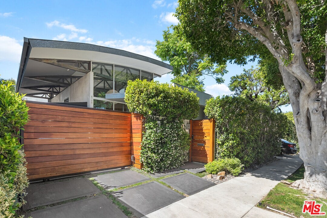 Foto principal - 8735 Dorrington Ave