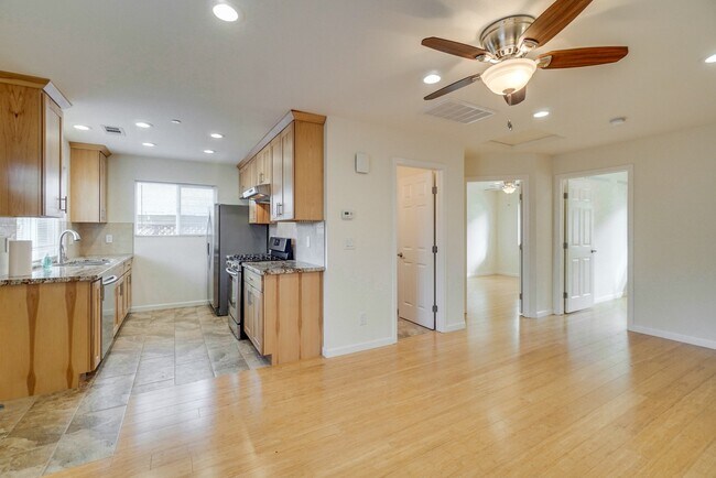 Foto del edificio - Beautiful 2 Bed/1 Bath Home only Blocks Fr...