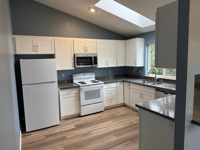 Foto del edificio - 3 Bedroom + 2 Bath +Family Room Tri-Level Lynnwood $2950 per Month