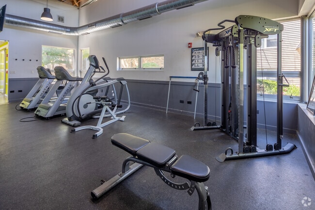 Gimnasio - Village Park Apartments