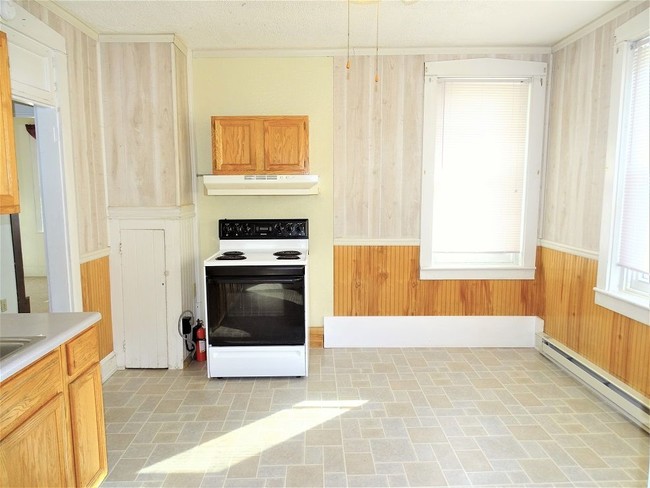Building Photo - 388 E Sunhill Rd