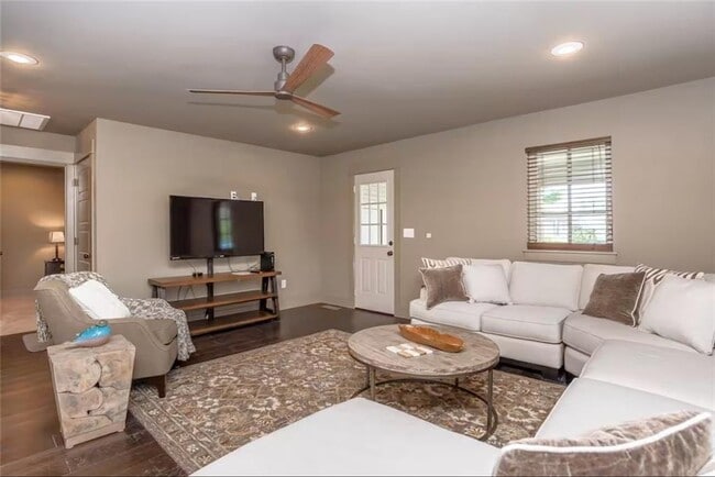 Building Photo - 303 NW F St