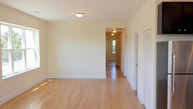 Building Photo - 2645 N Fairfield Ave