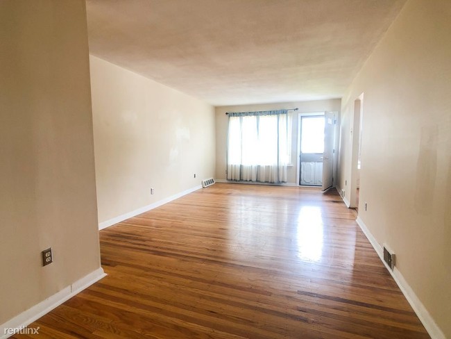 Building Photo - 3 br, 1 bath Apartment - 249 Hoffman Rd
