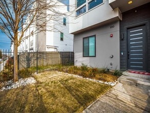 Building Photo - 3816 Roseland Ave