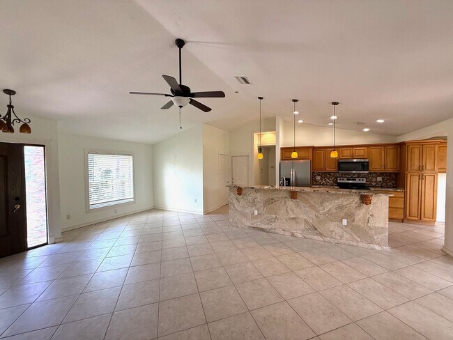 Foto del edificio - Spacious 3-Bed/2-Bath Home for Rent! Saras...